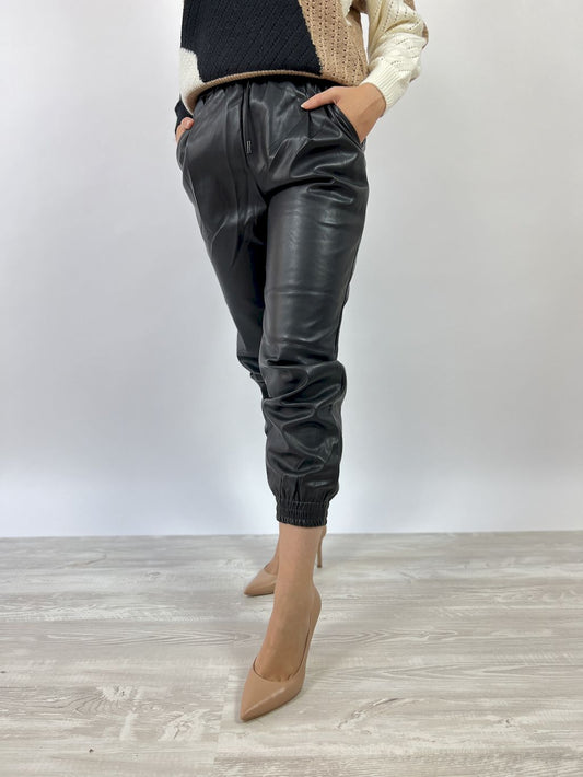 Pantalone Ecopelle Coulisse In Vita. Colore: nero.