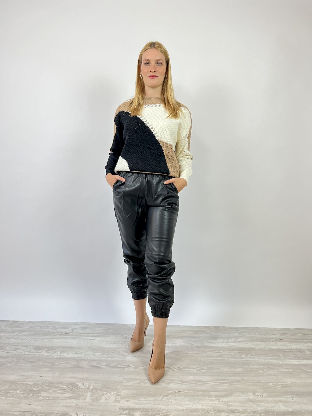 Pantalone Ecopelle Coulisse In Vita. Colore: nero.