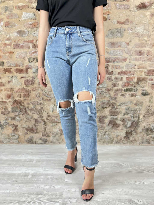 Jeans Strappato 5 Tasche. Chiusura un bottone e zip. Lavaggio chiaro.  Composizione: 98% cotone, 2% elastame.