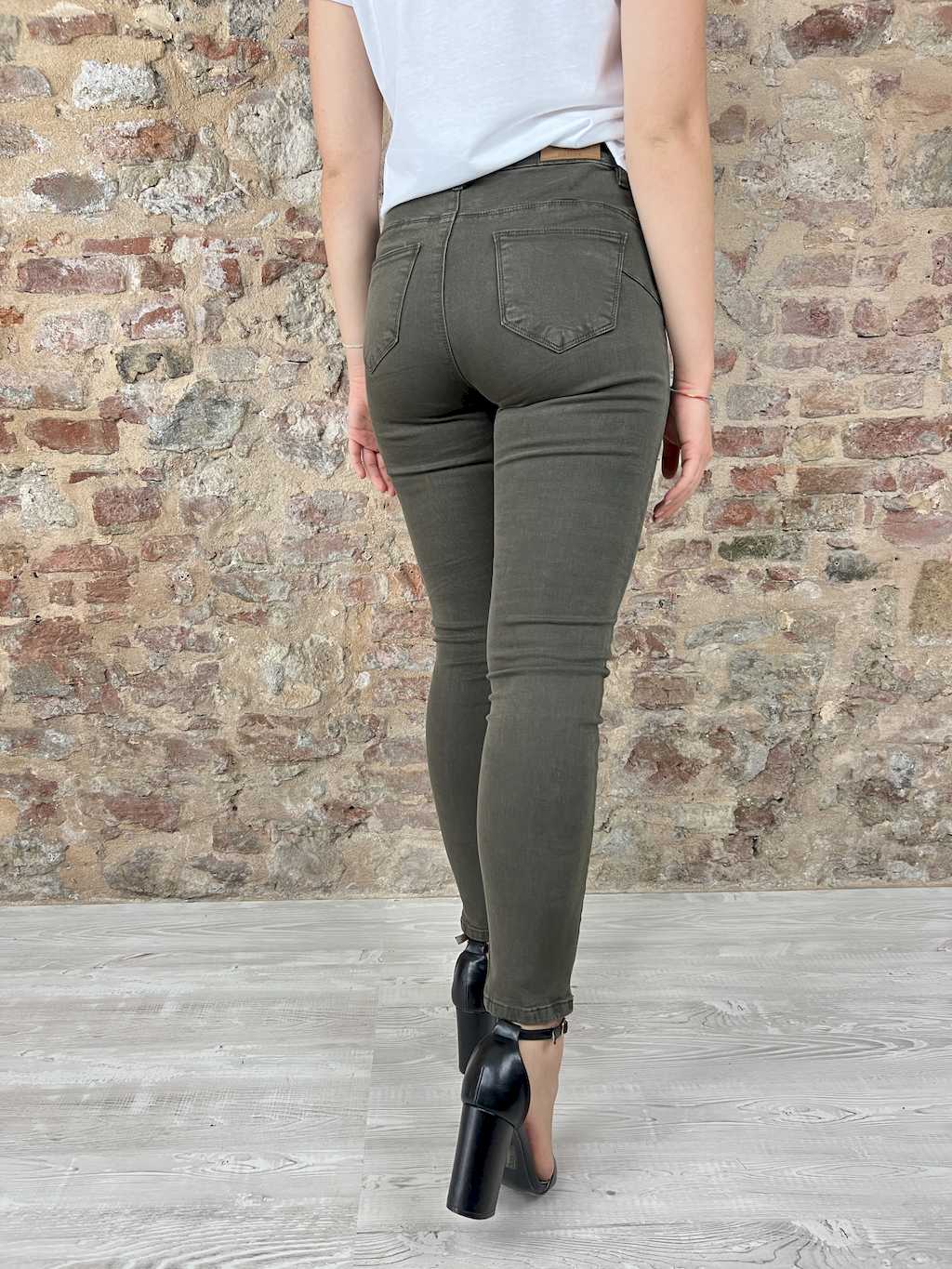 Pantalone push up elasticizzato. Modello cinque tasche. Chiusura un bottone e zip. Vestibilità piccola.  Composizione: 98% cotone, 2% elastane. Colore: verde.