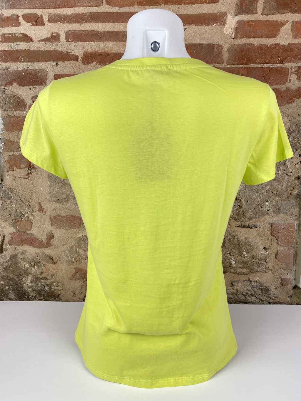 T-shirt cotone mezza manica. Stampa frontale.  Composizione: 95% cotone, 5% elastane. Colori: rosa, verde, bianco.